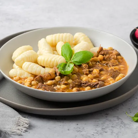 Goveđi gulaš sa slanutkom i njokima od ricotte