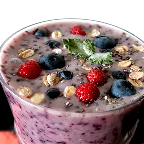 Smoothie od borovnica s granolom i bananom