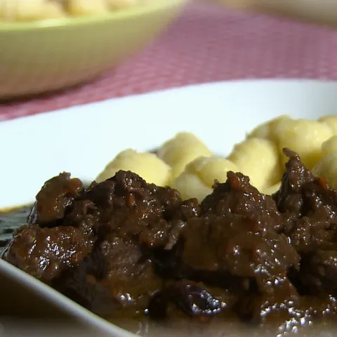 Divljač sa šumskim voćem