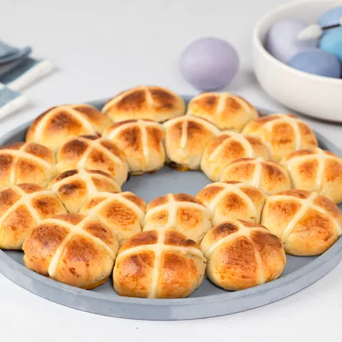 Cross buns u obliku vijenca