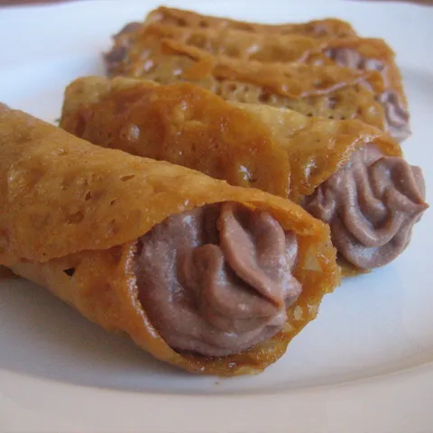 Hrskavi kanoli punjeni nutelom i rikotom ili ti Cannoli Crispy Stuffed with Ricotta and Nutella