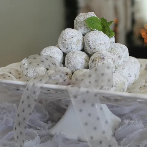 Truffles sa brusnicama , pistacijama i bijelom cokoladom