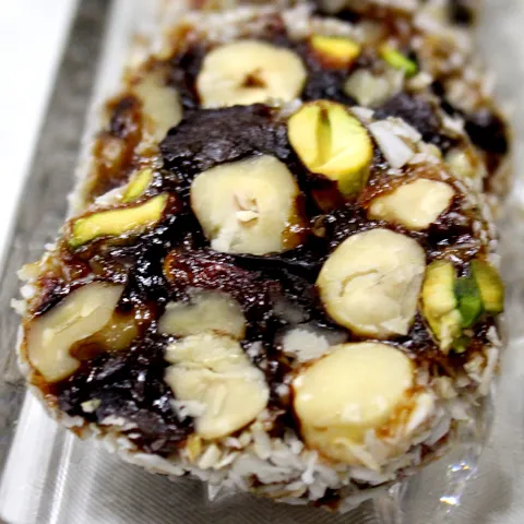 Rolat od suvih šljiva i lešnika (Hazelnut pastila )