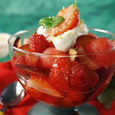 Crvena voćna salata i mascarpone s limunom