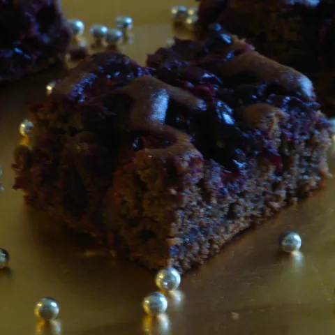 Kocke s rogačem i višnjama