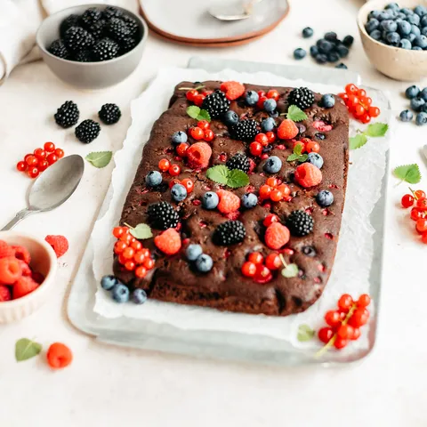 Brownie s bobičastim voćem i sladoledom od vanilije