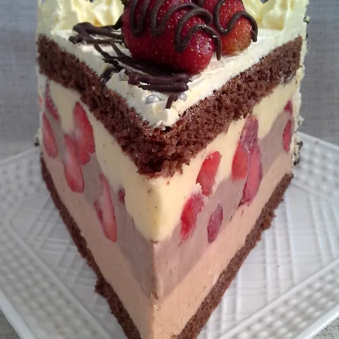 Kremasta torta sa jagodama