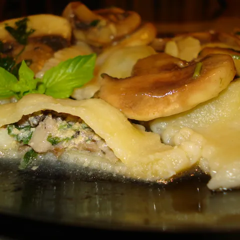 Punjeni ravioli u umaku od gljiva