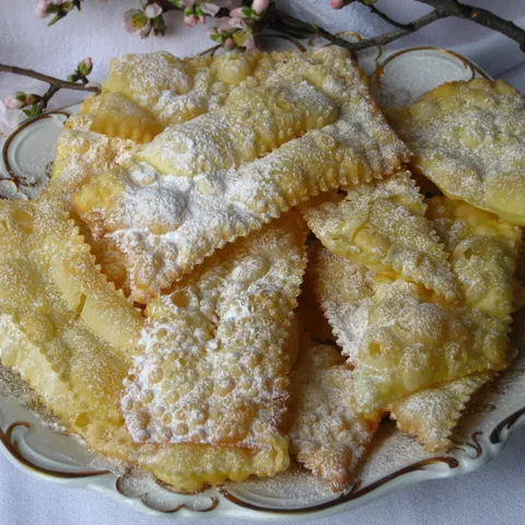 Kroštuli (ili chiacchiere, frappe, bugie, cenci, galani)