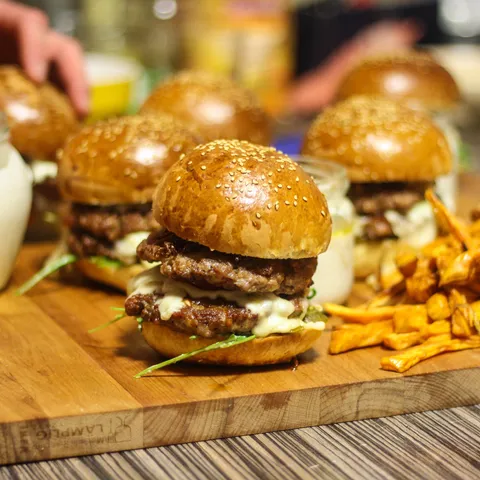 Burgeri od svinjetine i najmeksa domaca burger peciva