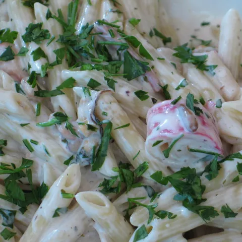Penne sa morskim plodovima i pinjolama