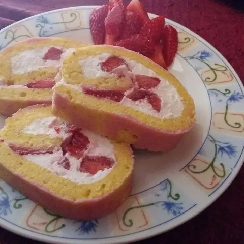 Proljetna rolada s jagodama