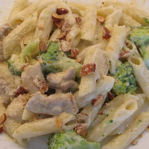 Penne sa brokulom i bademima