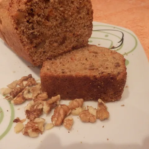 Zdravi slatki kruh s mrkvom, orasima i đumbirom