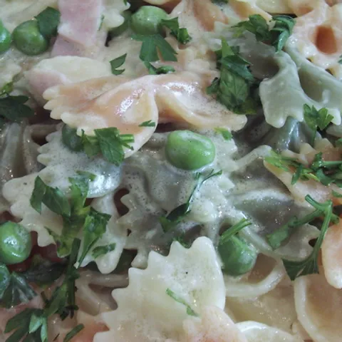 Trobojne farfalle sa graškom
