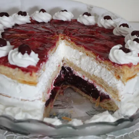 Torta od lisnatog tijesta sa visnjama i slatkim vrhnjem