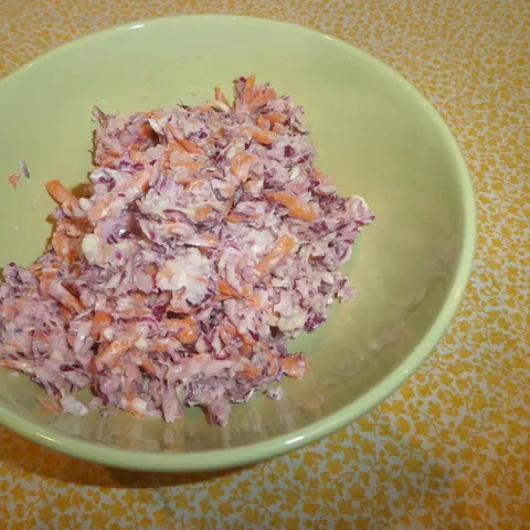 Coleslaw (američka salata od kupusa i mrkve)