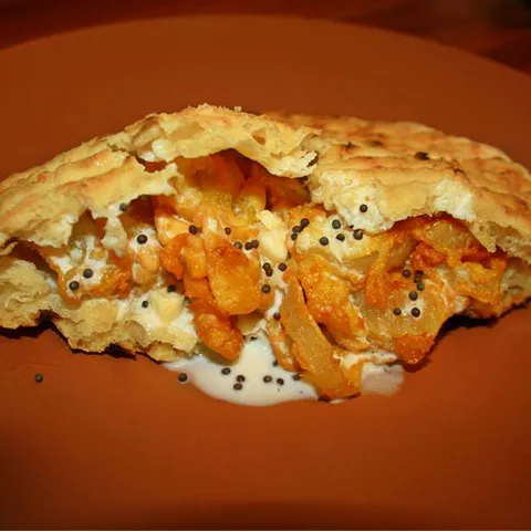 Onion bhaji, indijski przeni luk posluzen u somunu