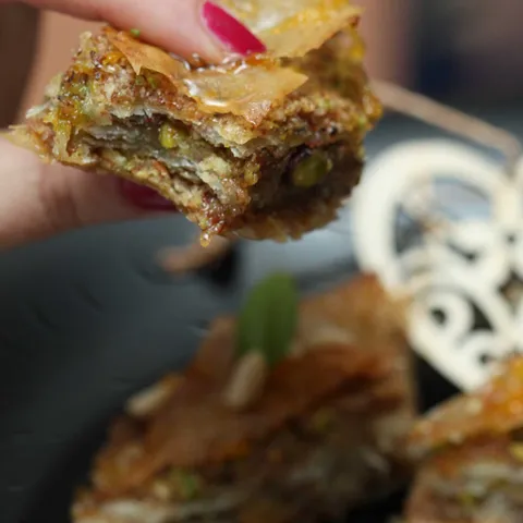 Baklava od pistacija i badema sa sirupom od kardamoma i narance