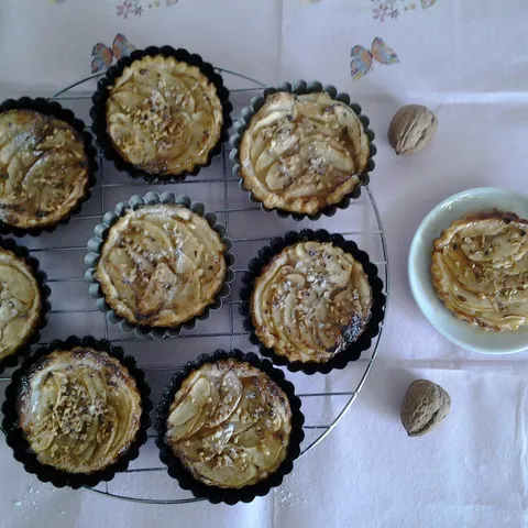 Mini tart od lisnatog tijesta i jabuka