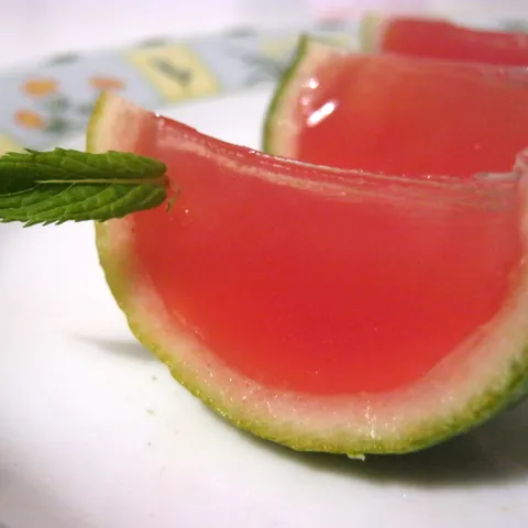 Mohito od lubenice u kori od limete