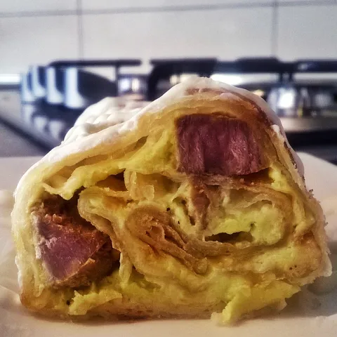 Indijski kruh sa umakom od kelja i komadićima mesa :)