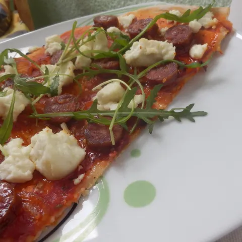 Pizza s kobasicom, ljubičastim lukom i kozjim sirom