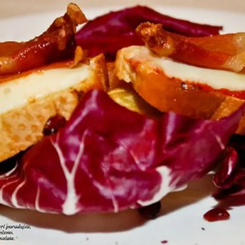 Bruschetta sa prsutom, mozzarelom i dzemom od cherry paradajza