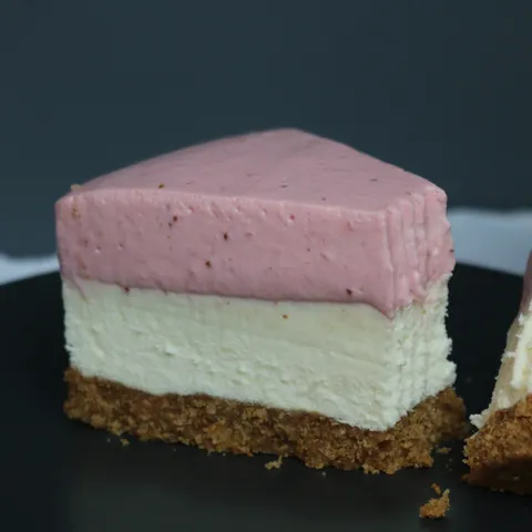 Torta od bijele čokolade i jagoda bez pečenja