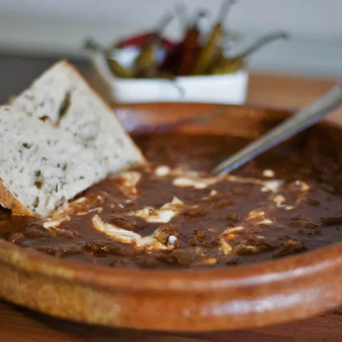 Pivski govedji gulas sa jabukama