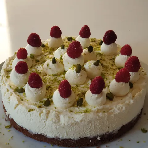 Torta od bijele čokolade i malina