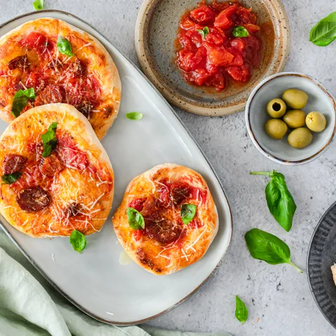 Brze pizzete s kobasicom i tvrdim sirom