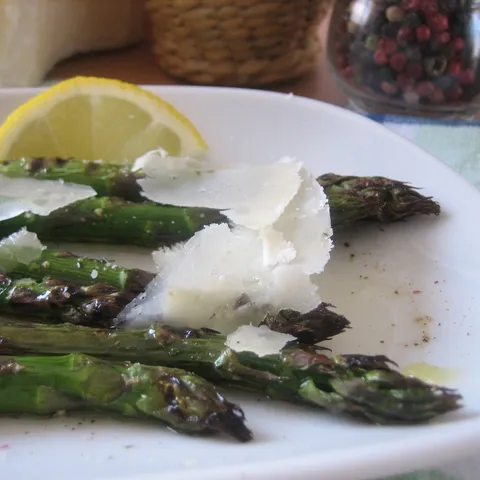 Šparoge s maslinovim uljem, limunom i parmezanom