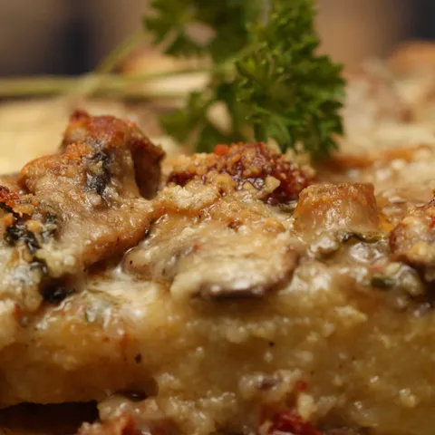 Gratinirana palenta s sampinjonima i suhim rajcicama