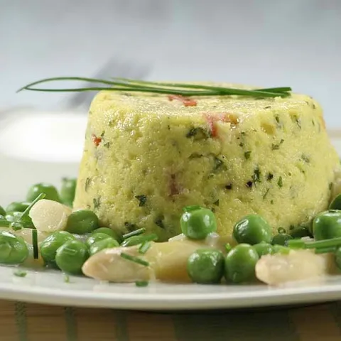 Puding od palente i rajčica s raguom od šparoga i graška