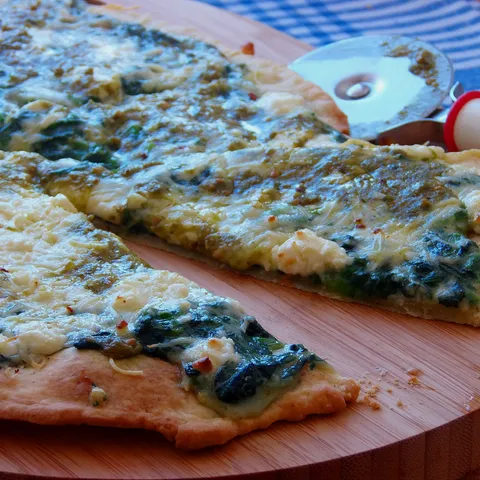 Flatbread pizza sa špinatom