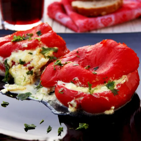 Pečene paprike punjene feta sirom