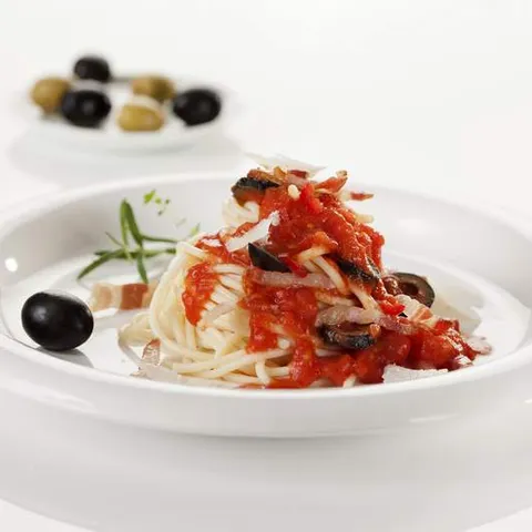 Špageti s umakom od rajčica i crnim maslinama