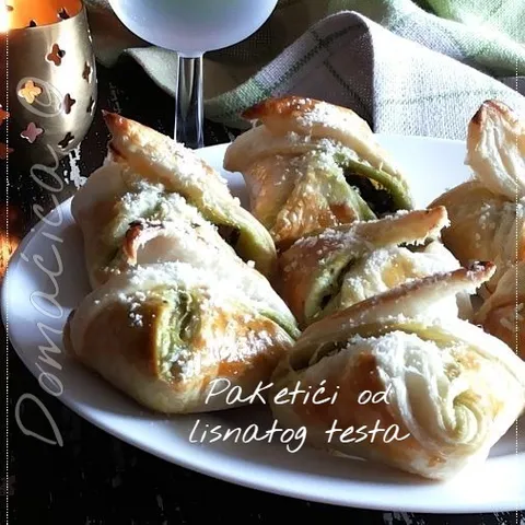 Paketići od lisnatog testa punjeni spanaćem