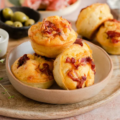 Pikantni muffini s pršutom i sirom