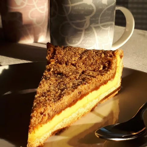 Crumble pita sa sirom i sezonskim voćem ili marmeladom