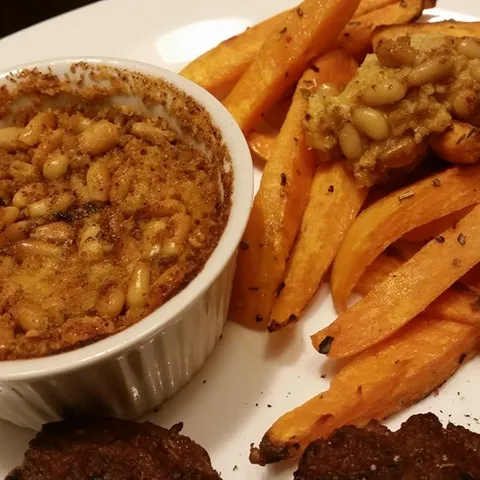 Zapeceni humus od slanutka sa pinjolama