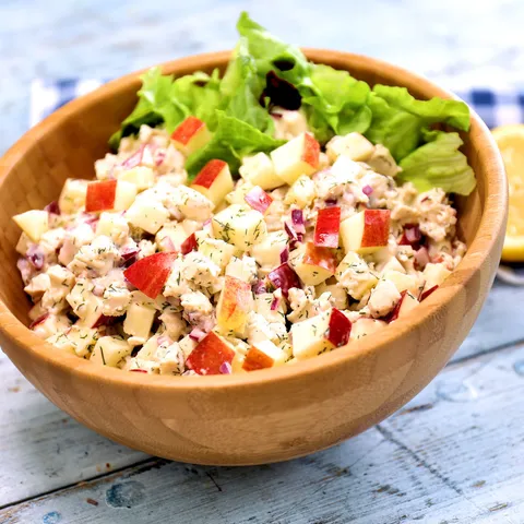Salata od piletine i jabuka s koprom