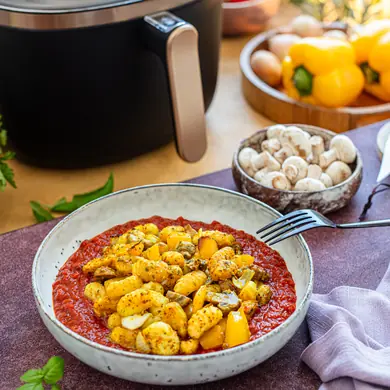 Njoki iz air fryera s pestom i mozzarellom