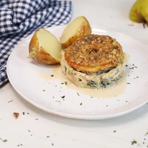 Jabuke u kori od oraha i peršina na prilogu od kelja