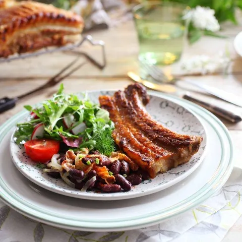 BBQ rebarca sa zapečenim grahom