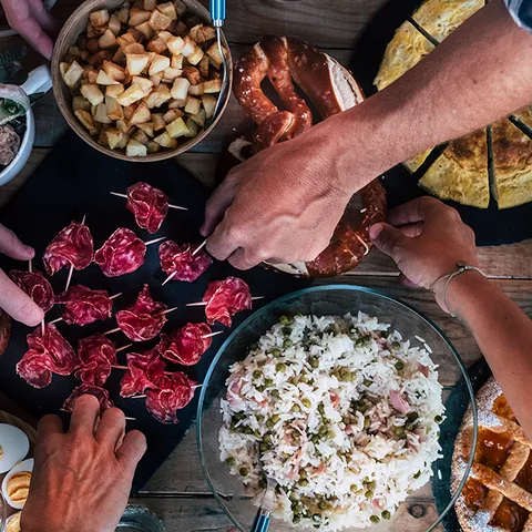 Donosimo recepte za tri sočne salate s ukusnim umacima