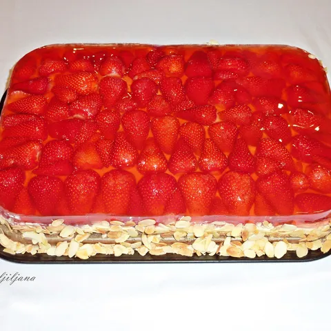 Torta s jagodama i bademima