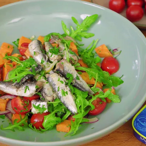Topla salata sa sardinama