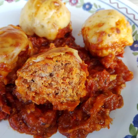 Ćufte u sosu od pelata i pečenih paprika